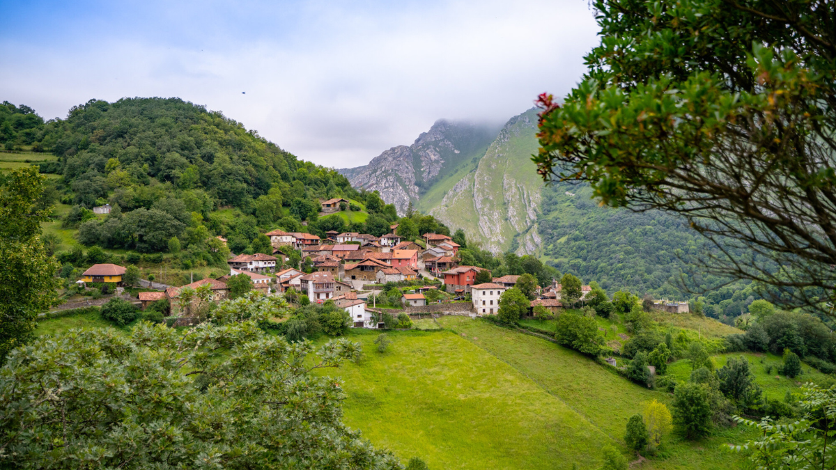 El pueblo ubicado en Ponga en Asturias y tiene poco más de 600 habitantes.