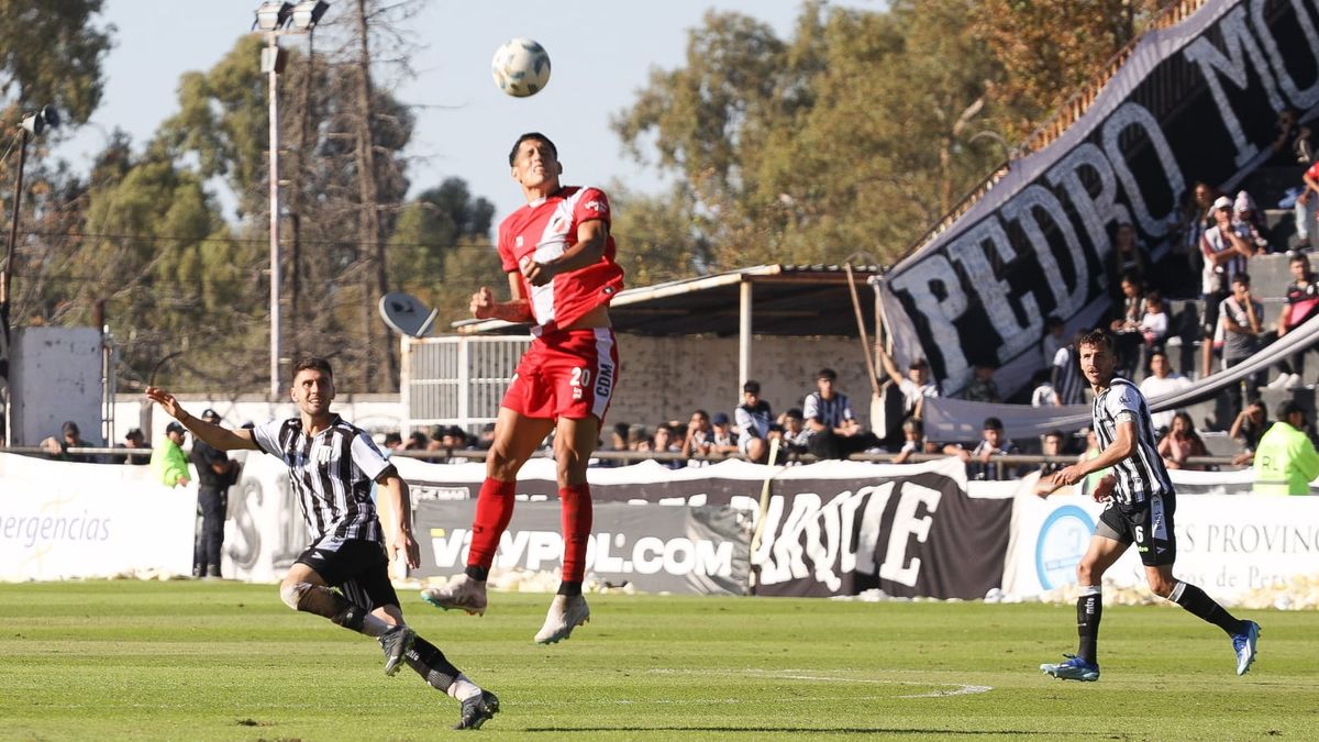 El Cuqui Márquez recibió un fuerte golpe en la cabeza y debió salir con atención médica. El Cuqui Márquez recibió un fuerte golpe en la cabeza y debió salir con atención médica.