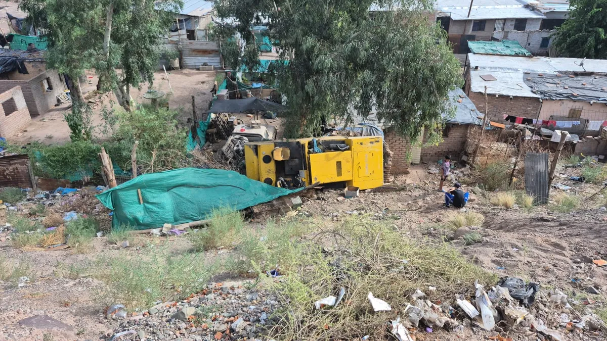 Una máquina aplanadora cayó sobre una casa en Godoy Cruz y dos chicos salvaron sus vidas gracias a un árbol. Foto: Pablo Gamba/ Radio Nihuil