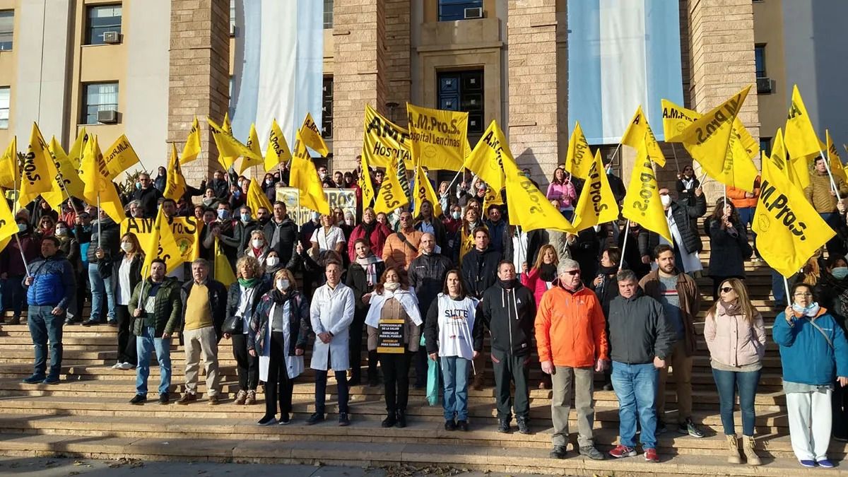 AMPROS informó una batería de medidas de fuerza tras el fracaso de la negociación paritaria con el Gobierno de Mendoza. AMPROS informó una batería de medidas de fuerza tras el fracaso de la negociación paritaria con el Gobierno de Mendoza.