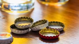 Quien tiene tapitas de cerveza, tiene un tesoro: por qué y cómo darles otro uso