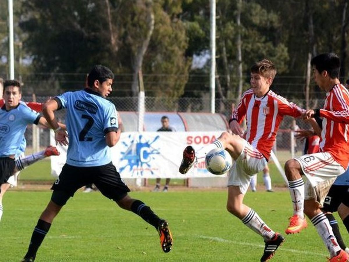 Juan Foyth y Cuti Romero enfrent&aacute;ndose en las inferiores de Estudiantes de La Plata y Belgrano, respectivamente.