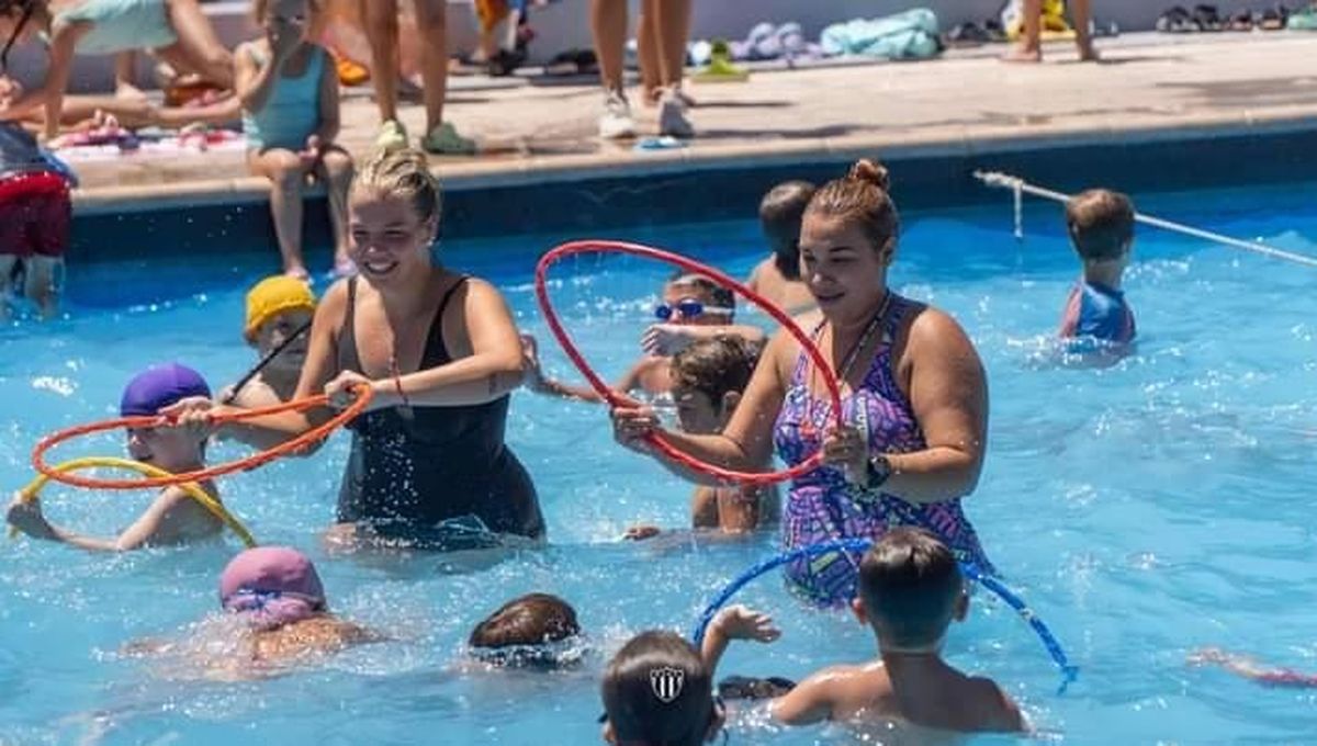 En las colonias de verano los niños practican deportes, disfrutan la pile y hasta realizan salidas recreativas, campamentos o aprenden teatro. En las colonias de verano los niños practican deportes, disfrutan la pile y hasta realizan salidas recreativas, campamentos o aprenden teatro.