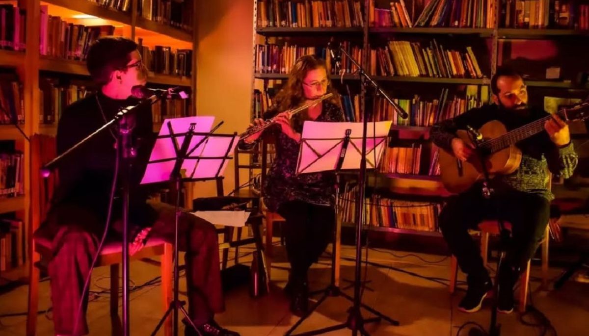 Evento de música latinoamericana y literatura en 2021. Imagen ilustrativa de la biblioteca. Fuente: Instagram @bibliopopulartalquenca. Evento de música latinoamericana y literatura en 2021. Imagen ilustrativa de la biblioteca. Fuente: Instagram @bibliopopulartalquenca.