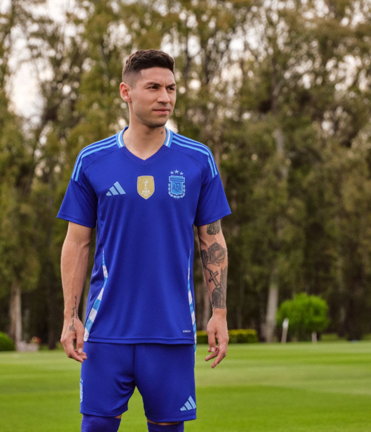 Gonzalo Montiel posó en la presentación de la nueva camiseta con la indumentaria suplente de la Selección argentina. Gonzalo Montiel posó en la presentación de la nueva camiseta con la indumentaria suplente de la Selección argentina.