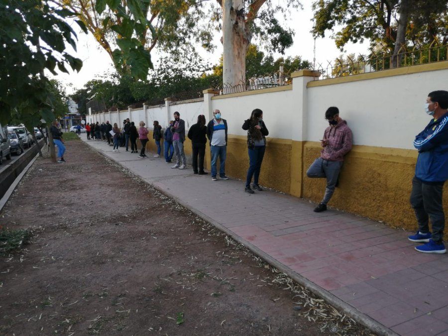 Con el aumento de los casos de coronavirus en Mendoza, volvieron las filas por un hisopado