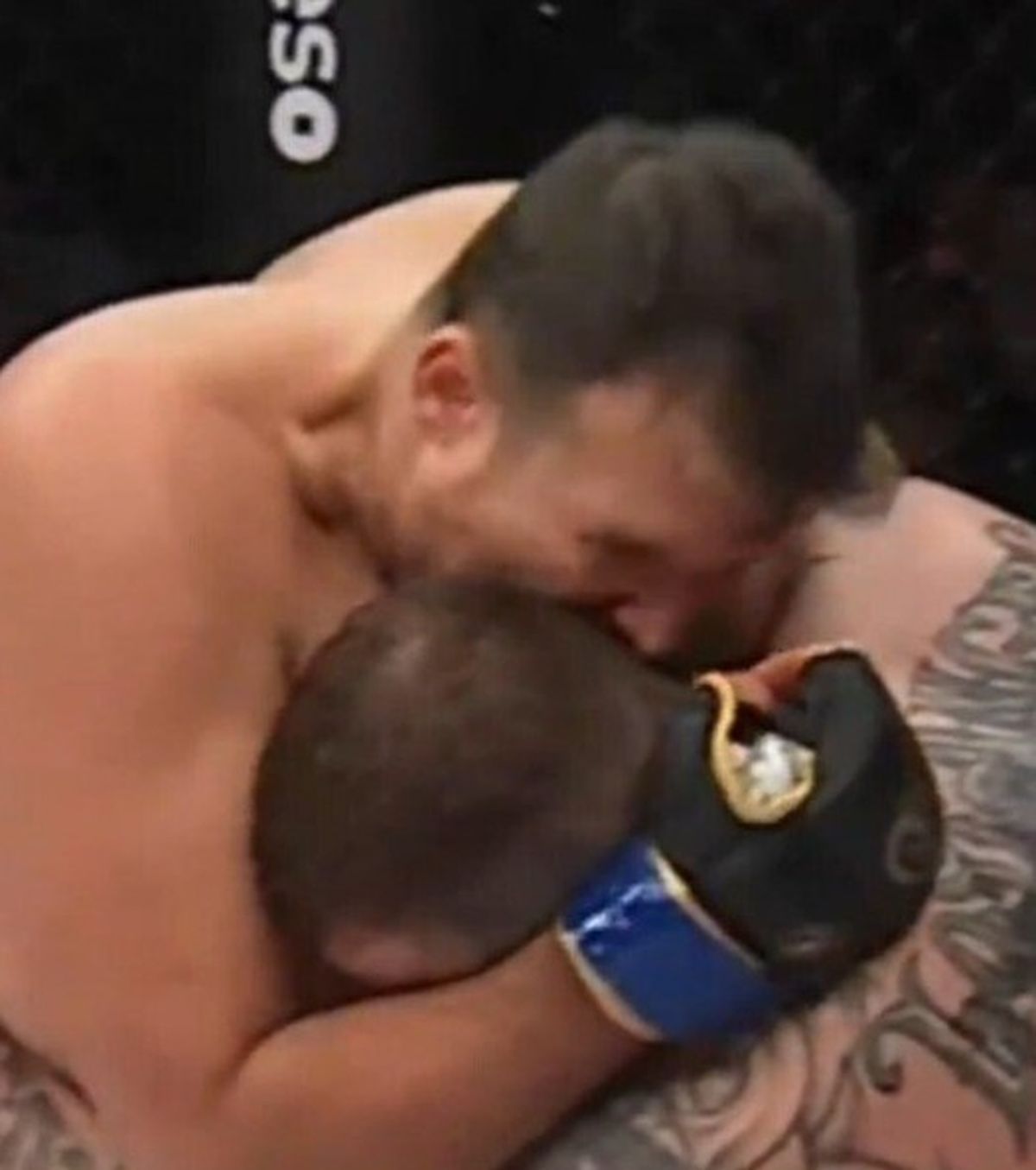 El momento en el que el luchador de la MMA agrede a su colega.