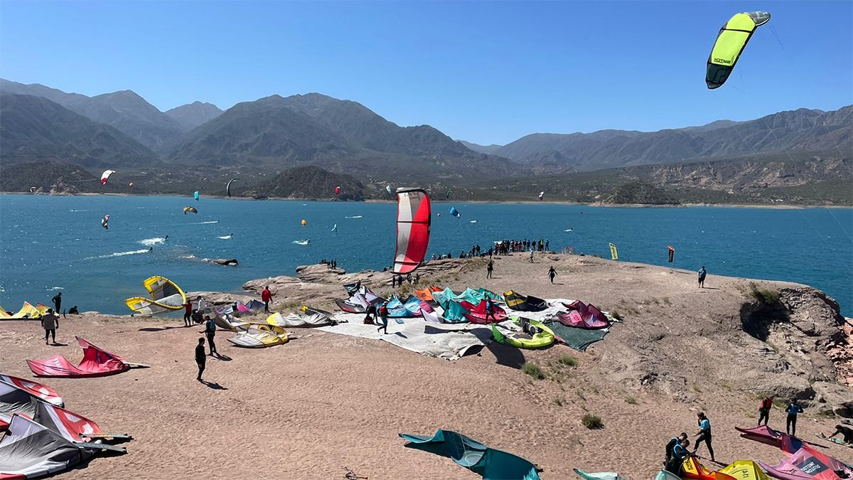 Potrerillos es el marco ideal para el color y la acción de los representantes del Kitesurf y el Windsurf de todo el país
