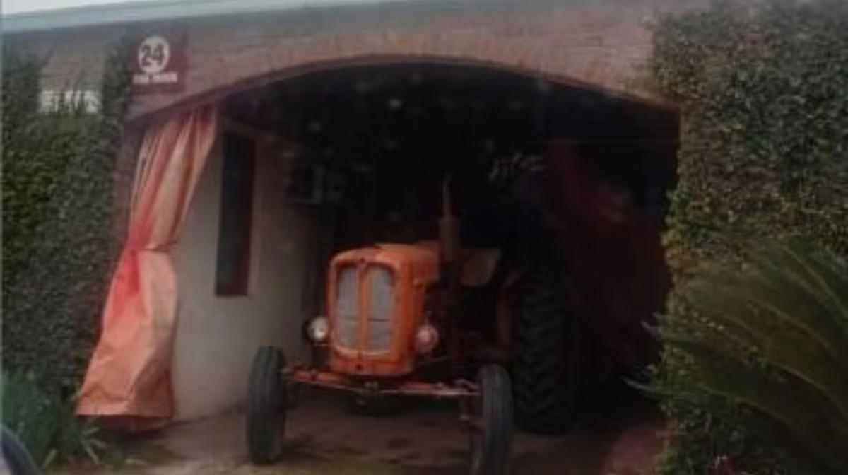 Un peón rural ingresó con un tractor a un telo