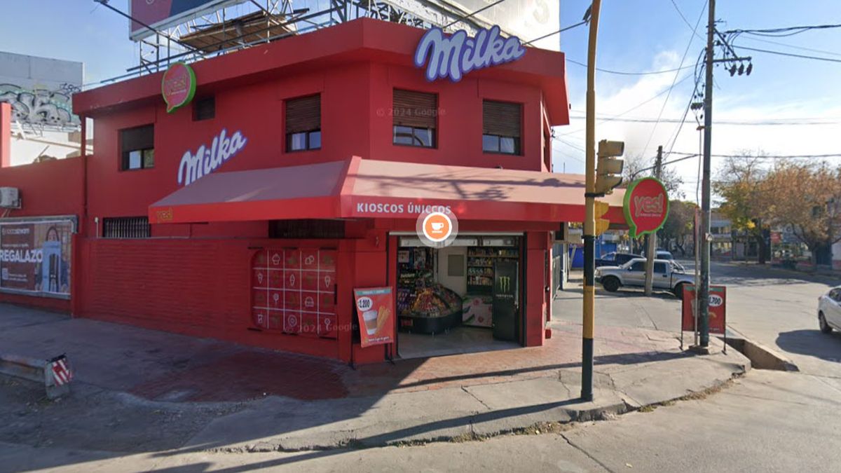 Las cámaras de seguridad del kiosco captaron el asalto cometido por dos delincuentes con armas de fuego, en Godoy Cruz. Las cámaras de seguridad del kiosco captaron el asalto cometido por dos delincuentes con armas de fuego, en Godoy Cruz.