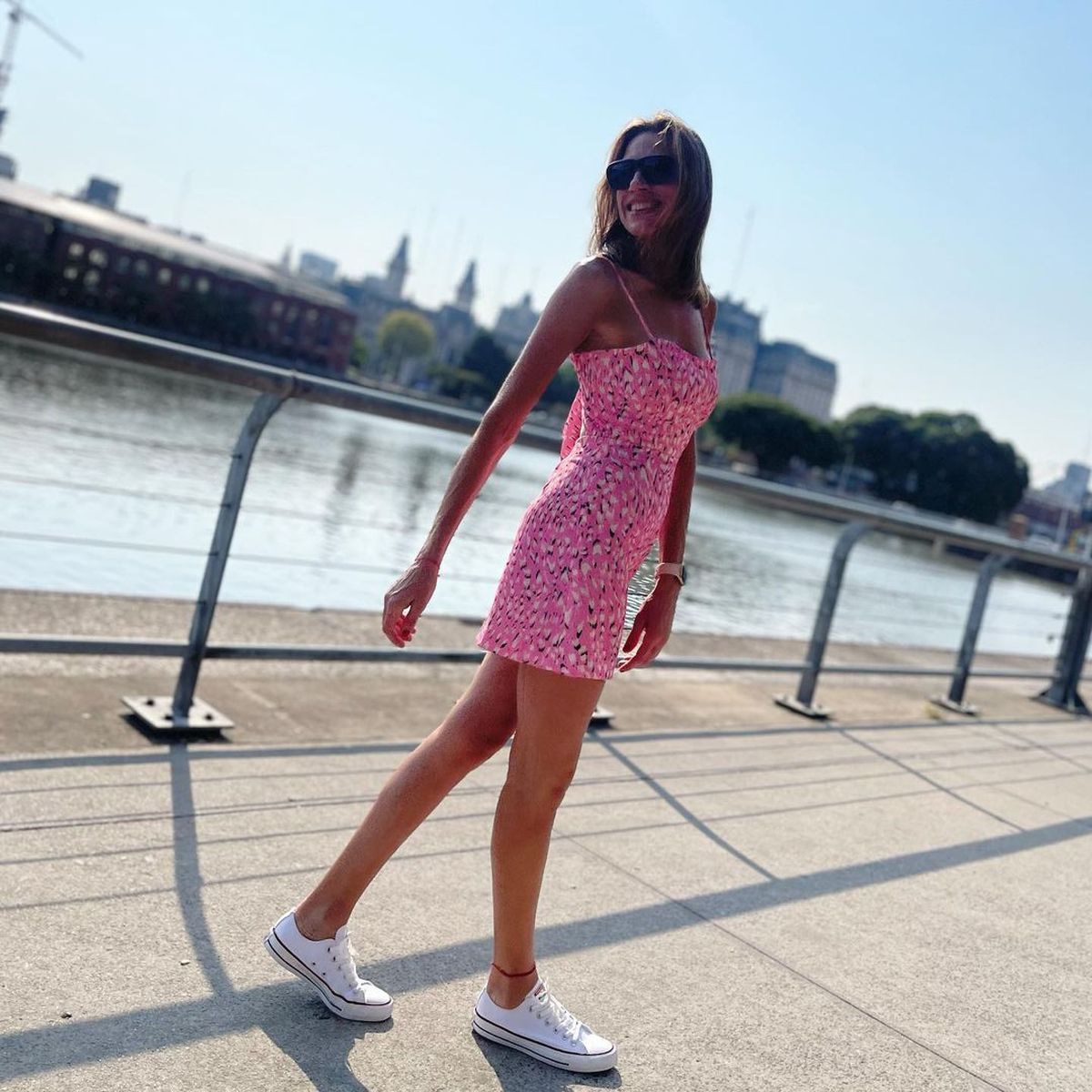 Alina Moine paseó en mini-vestido rosadito y dinamitó las calles.