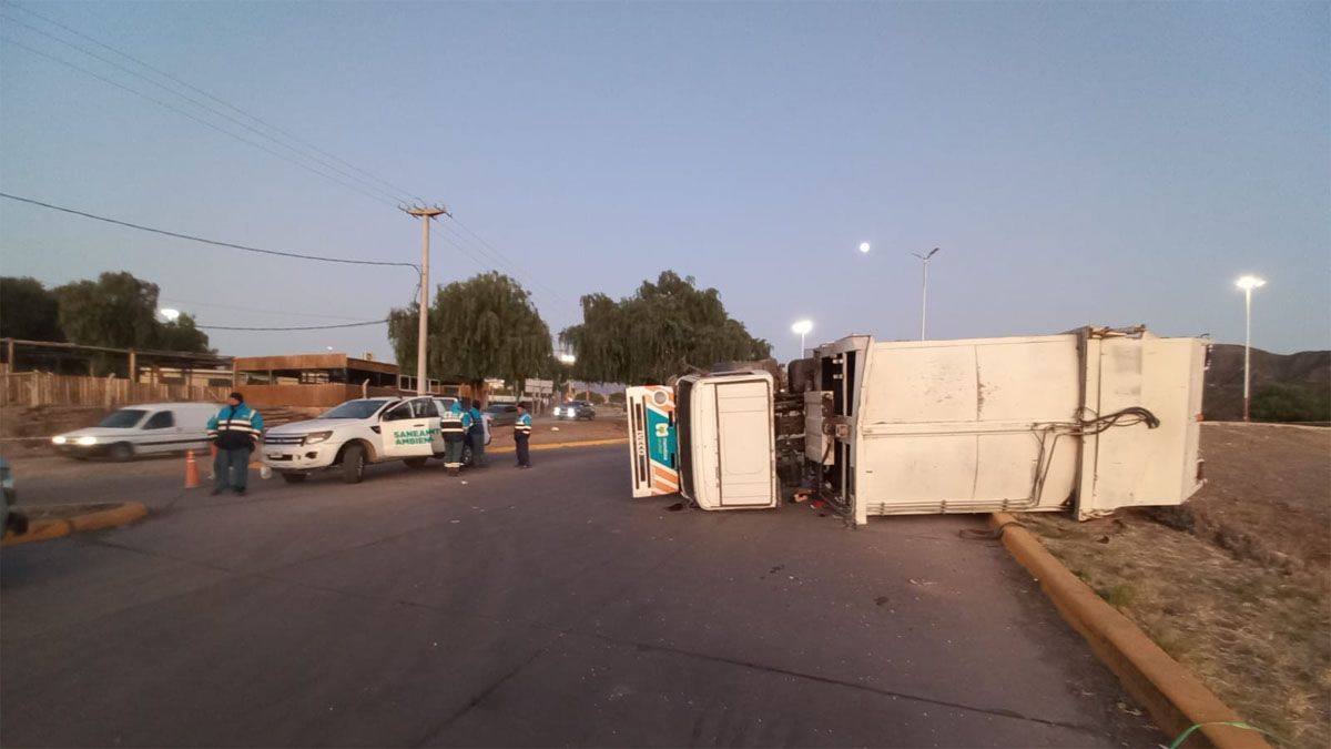 El camión recolector de Capital volcó el domingo en la Avenida Champagnat y Regalado Olguín. Esperan una grúa especial para correrlo de allí.