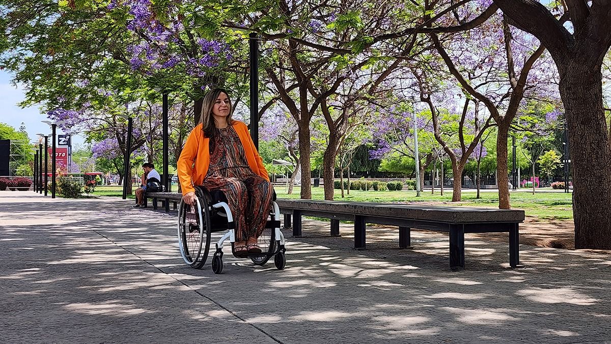 Natalia Acevedo se mueve con independencia en la ciudad, si las veredas y rampas están en condiciones para hacerlo