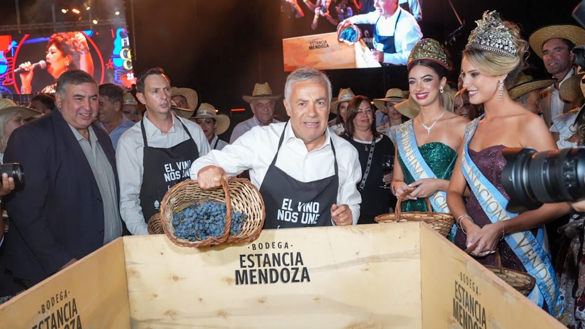 El gobernador Alfredo Cornejo cumplió un año mas con la tradición de cosechar en los viñedos del aeropuerto junto a las reinas. El gobernador Alfredo Cornejo cumplió un año mas con la tradición de cosechar en los viñedos del aeropuerto junto a las reinas.