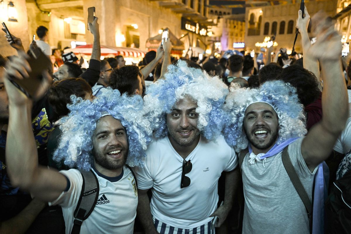 Los hinchas de la Selección argentina coparon el Souq Waqif antes del cruce con Países Bajos en el Mundial Qatar 2022