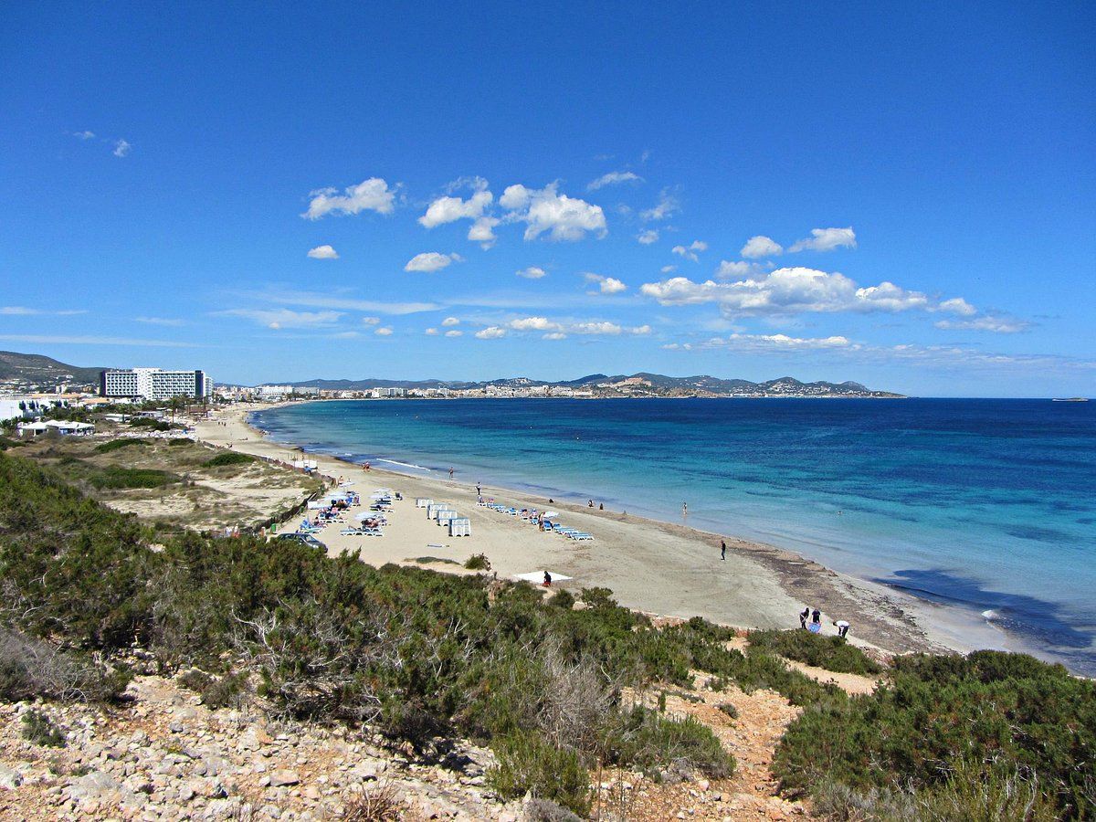 Playa d'en Bossa, está situada en la costa sur de Ibiza y es una de las más baratas de la isla. Playa d'en Bossa, está situada en la costa sur de Ibiza y es una de las más baratas de la isla.