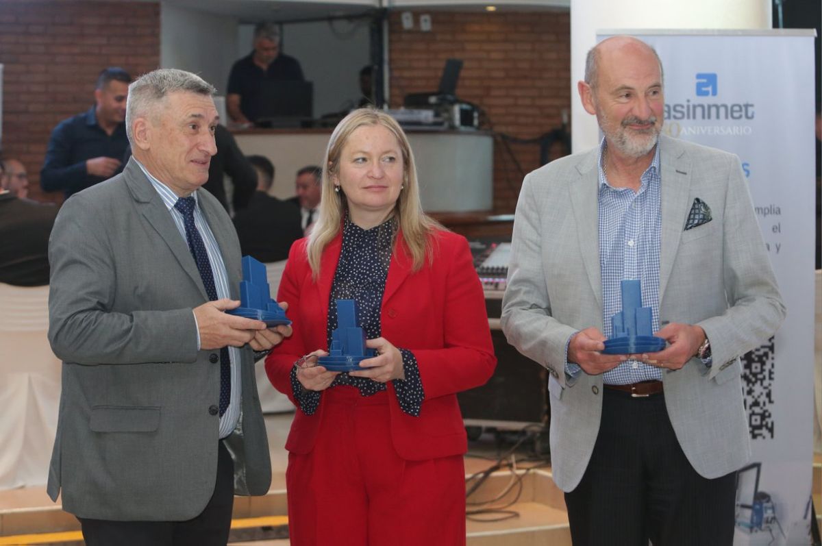 La vicegobernadora Hebe Casado y el ministro de Producci&oacute;n, Rodolfo Vargas Arizu, en la cena de Asinmet.