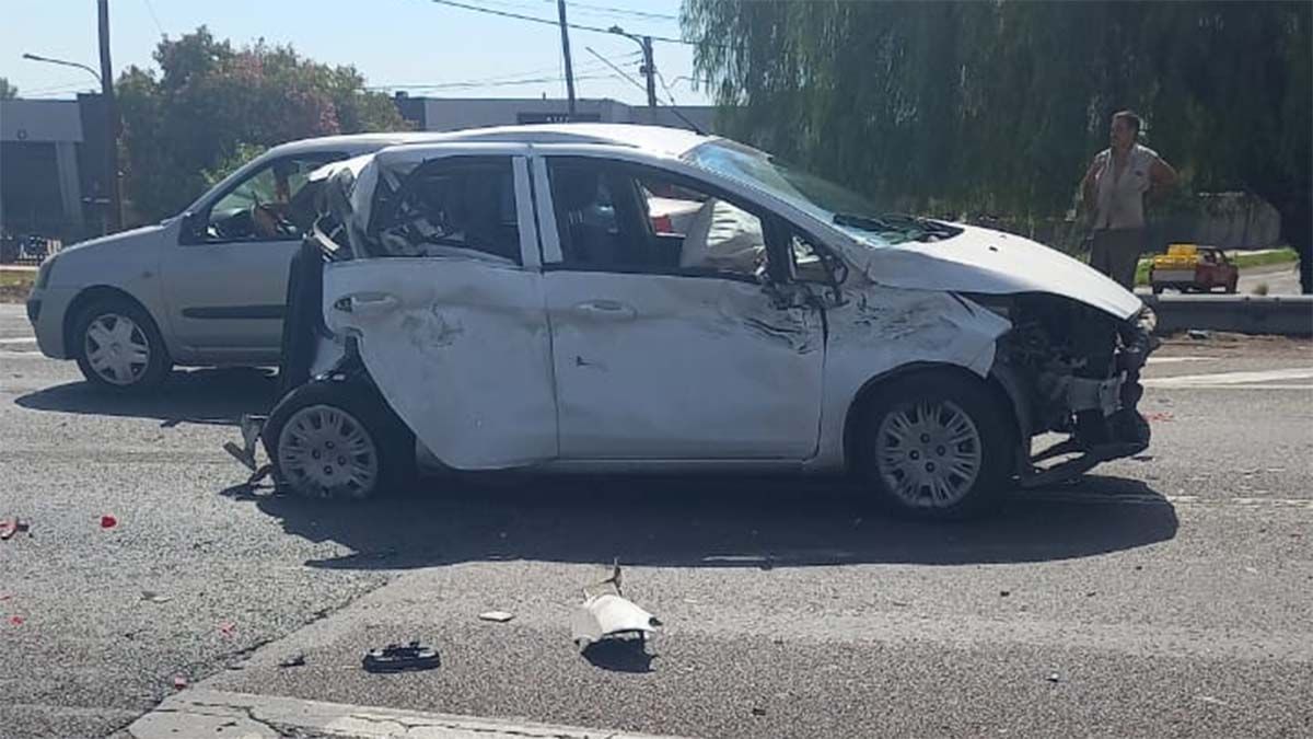 Así quedó el primer auto en ser embestido por el camión en el Acceso Sur.
