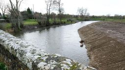 Sacó árboles y cambió el curso de un río: recibió una multa de 818.000 dólares