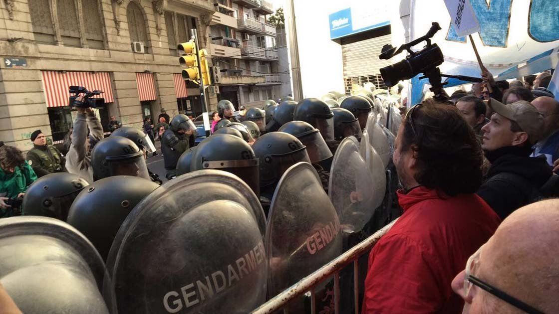 Reprimieron la marcha contra Macri en el día de la Bandera