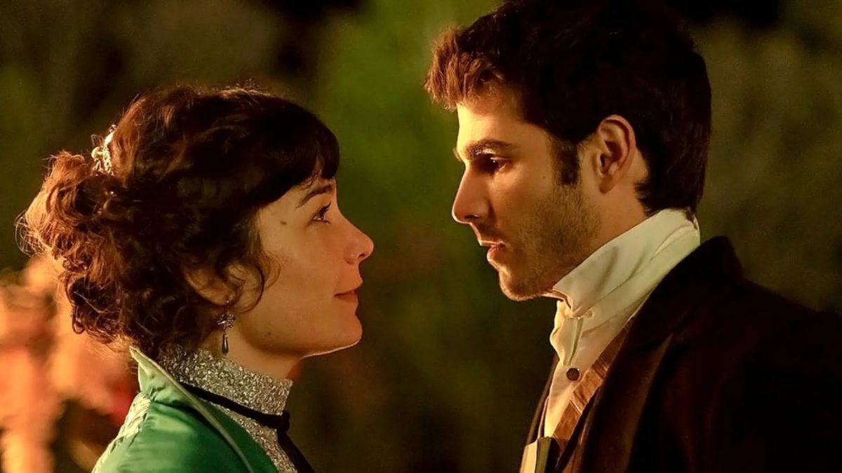 Álvaro Mel y Nadia de Santiago protagonizan en Netflix la serie Manual para señoritas. 