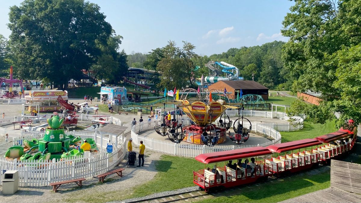 Este parque es la atracción principal del pueblo. Este parque es la atracción principal del pueblo.