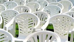 Deja como nuevas las sillas blancas de plástico con este imperdible truco de limpieza