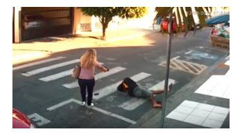 Video: una mujer policía que estaba de civil mató a un ladrón frente a una escuela