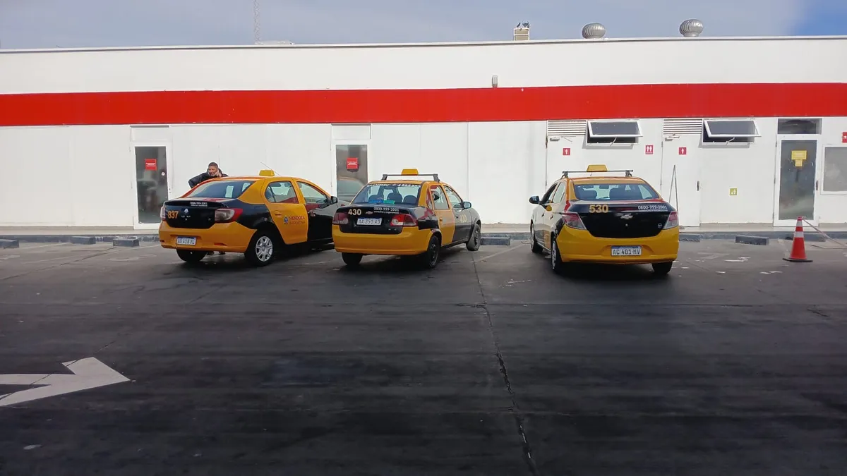 Taxistas debieron dejar este jueves sus veh&iacute;culos estacionados porque se quedaron sin GNC.