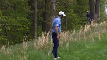 ¡Nooo, maestro! Golfista fue descubierto orinando en plena competencia