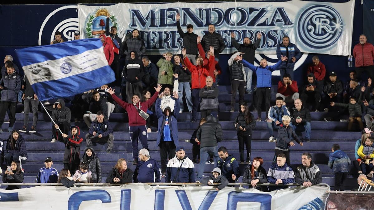 Los hinchas de Independiente Rivadadavia le dieron su apoyo al equipo azul.