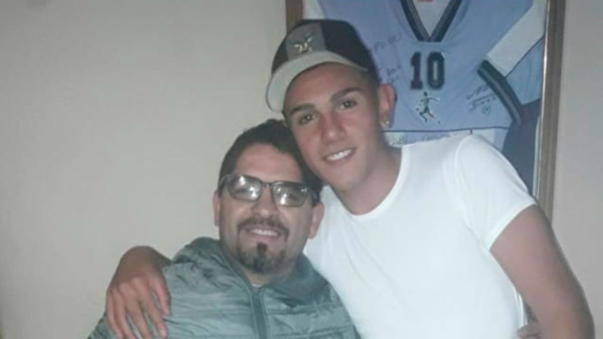 El defensor de Huracán Las Heras Arón Agüero junto a su tío Pablito Chacón.