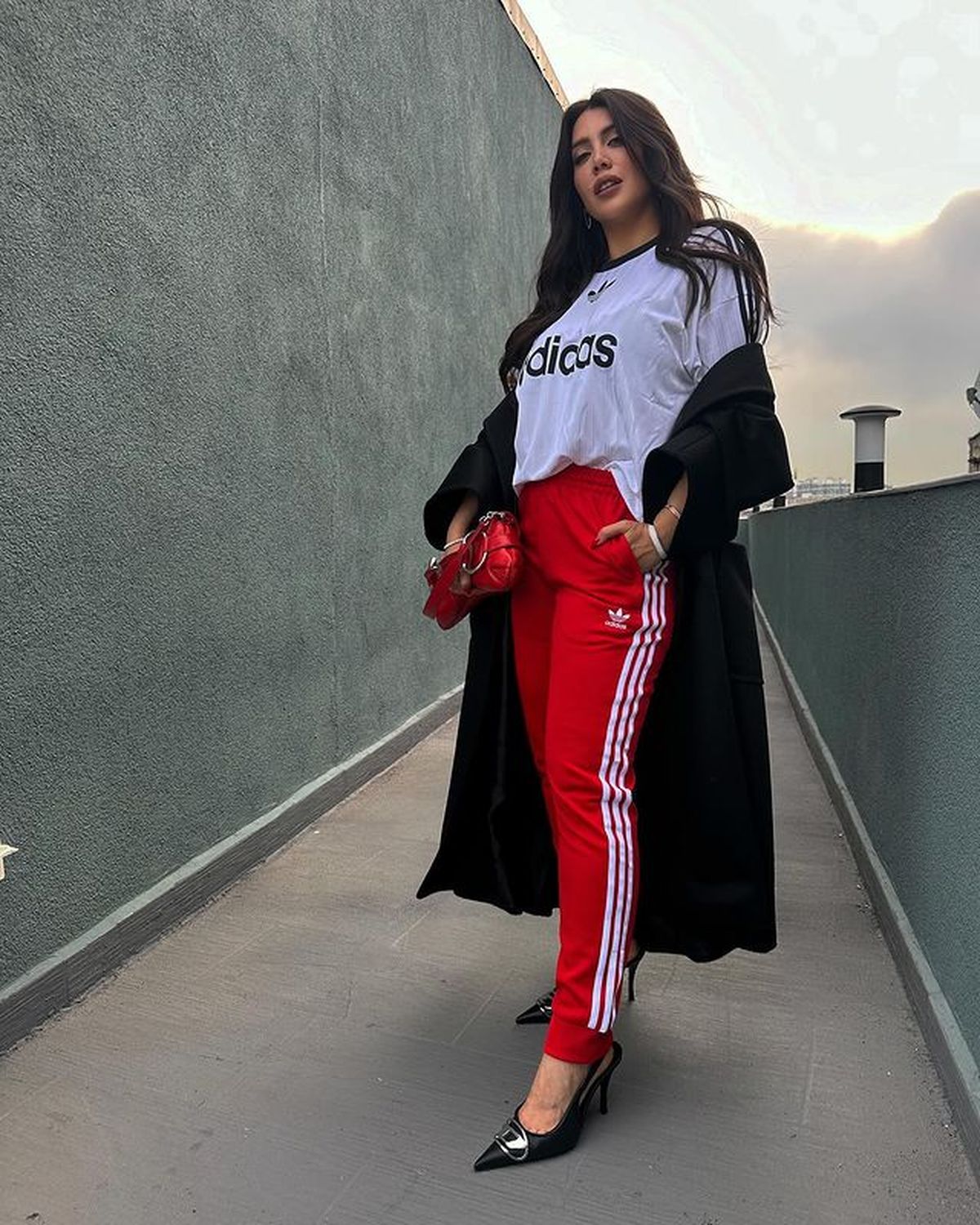 Desde Roma, Wanda Nara confirma que es la reina del sporty chic y paraliza la primavera europea.