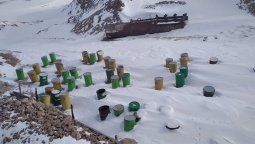 Así se ven los tachos con excrementos que quedan depositados durante casi un año en el Aconcagua