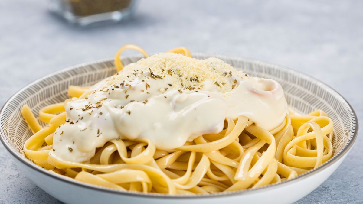 La salsa Alfredo es una de las recetas ideales para acompañar las pastas.
