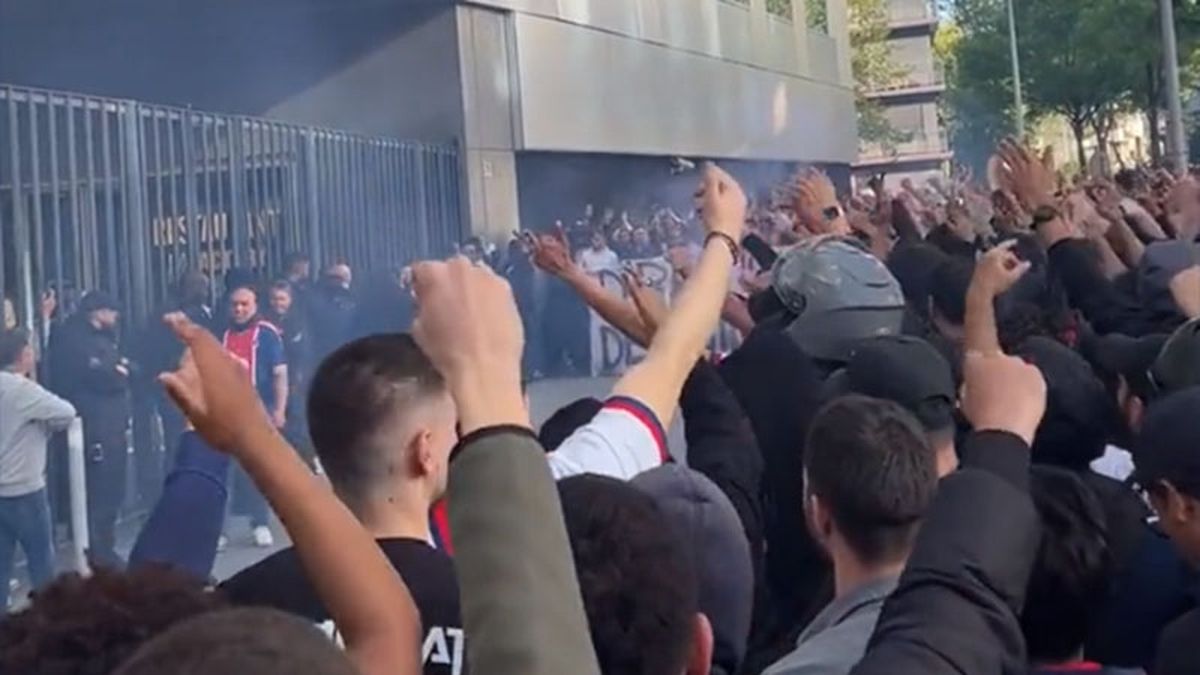 Los hinchas dep PSG insultaron a Lionel Messi.