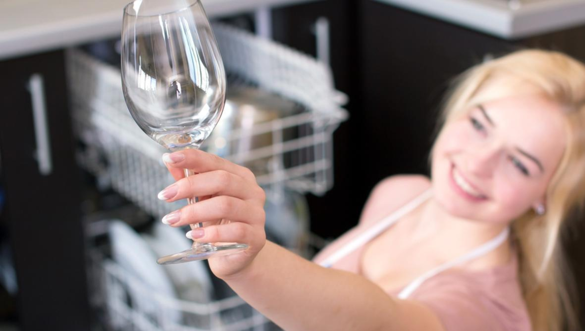 El eficaz truco para quitar las manchas de los vasos y copas sin esfuerzo