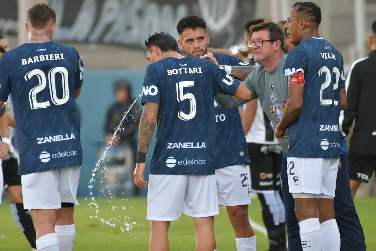 Alfredo Berti dialogando con los futbolistas de Independiente Rivadavia en el Juan Gilberto Funes. Foto: Gentileza.