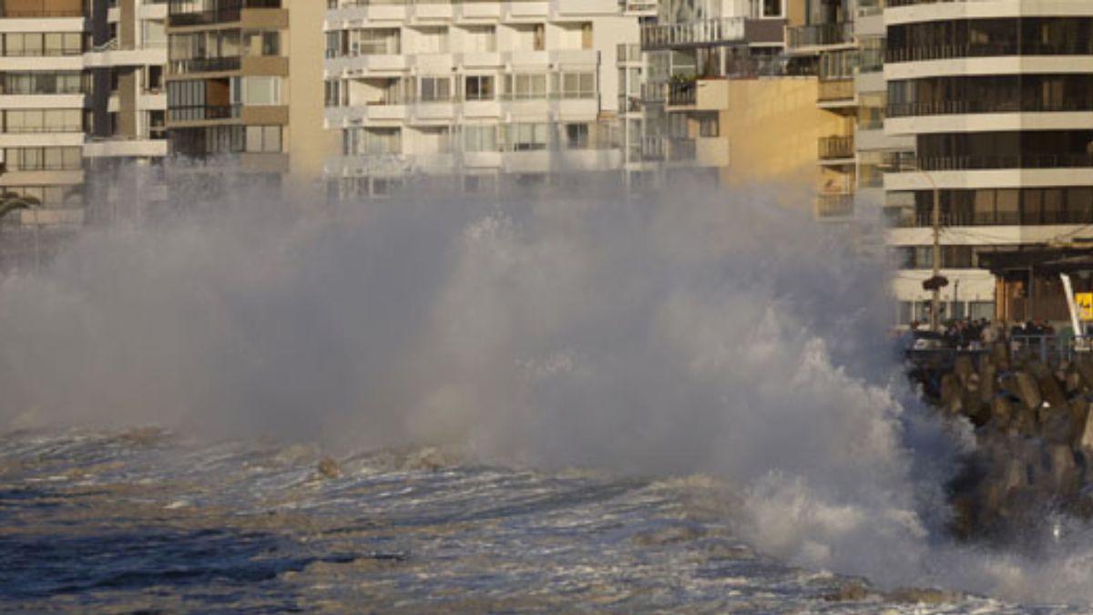 Fuertes olas en Viña del Mar. El alerta se extiende hasta el fin de año en Chile y podría prolongarse. (Foto Gentileza El Mercurio de Valparaíso)