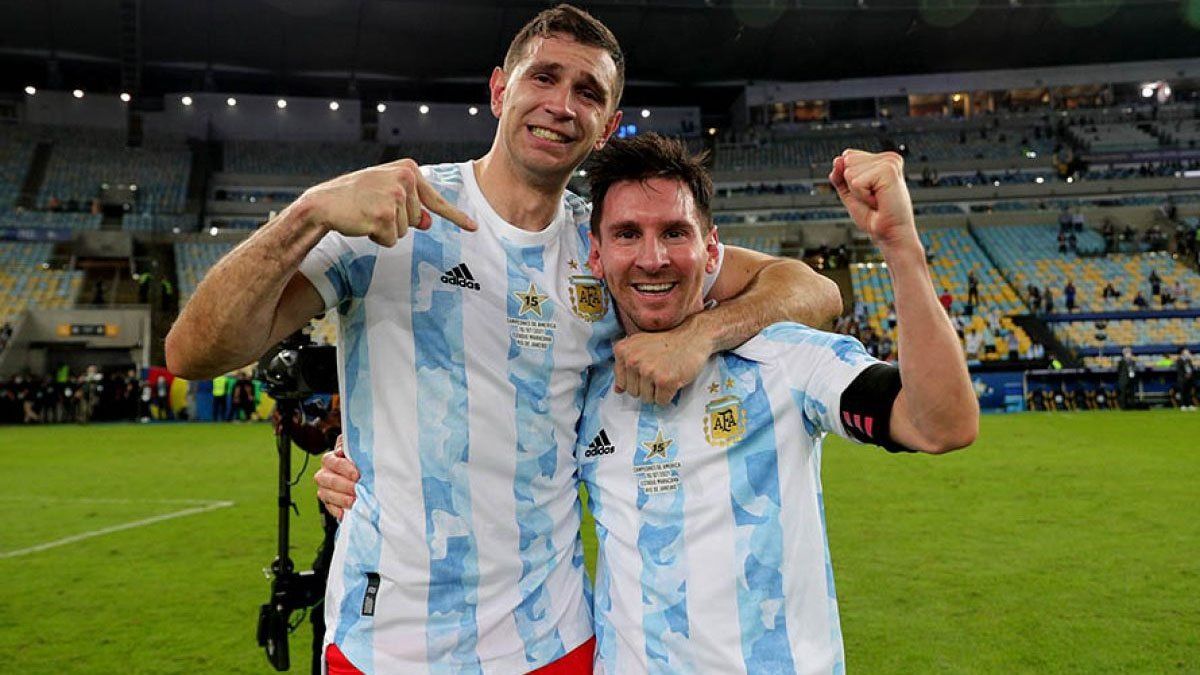 Dibu Martínez fue clave para Argentina y ahora fue nominado por France Football.