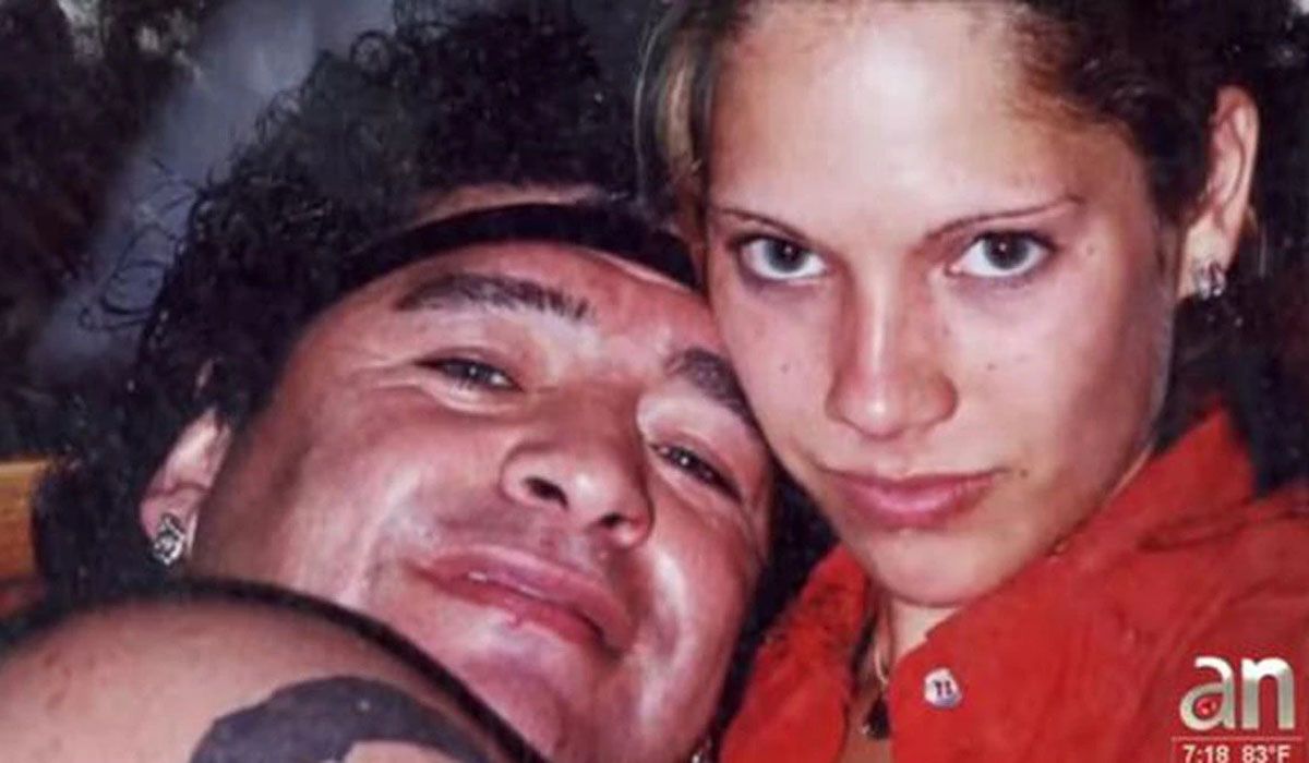 Mavys Álvarez a los 16 años, junto a Diego Maradona en Cuba