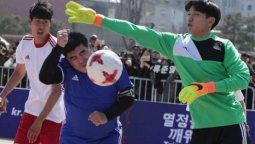 ¡Lo hizo de nuevo! Maradona reeditó la mano de Dios