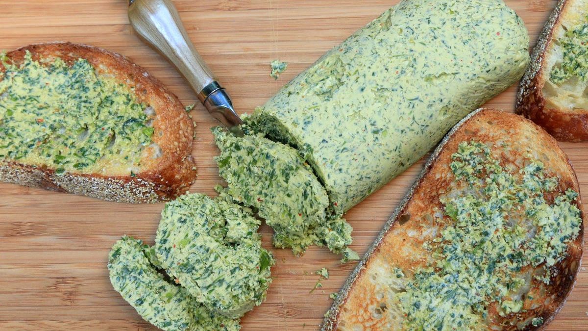 Cómo preparar una manteca de chimichurri: la receta con hierbas para elevar los sabores