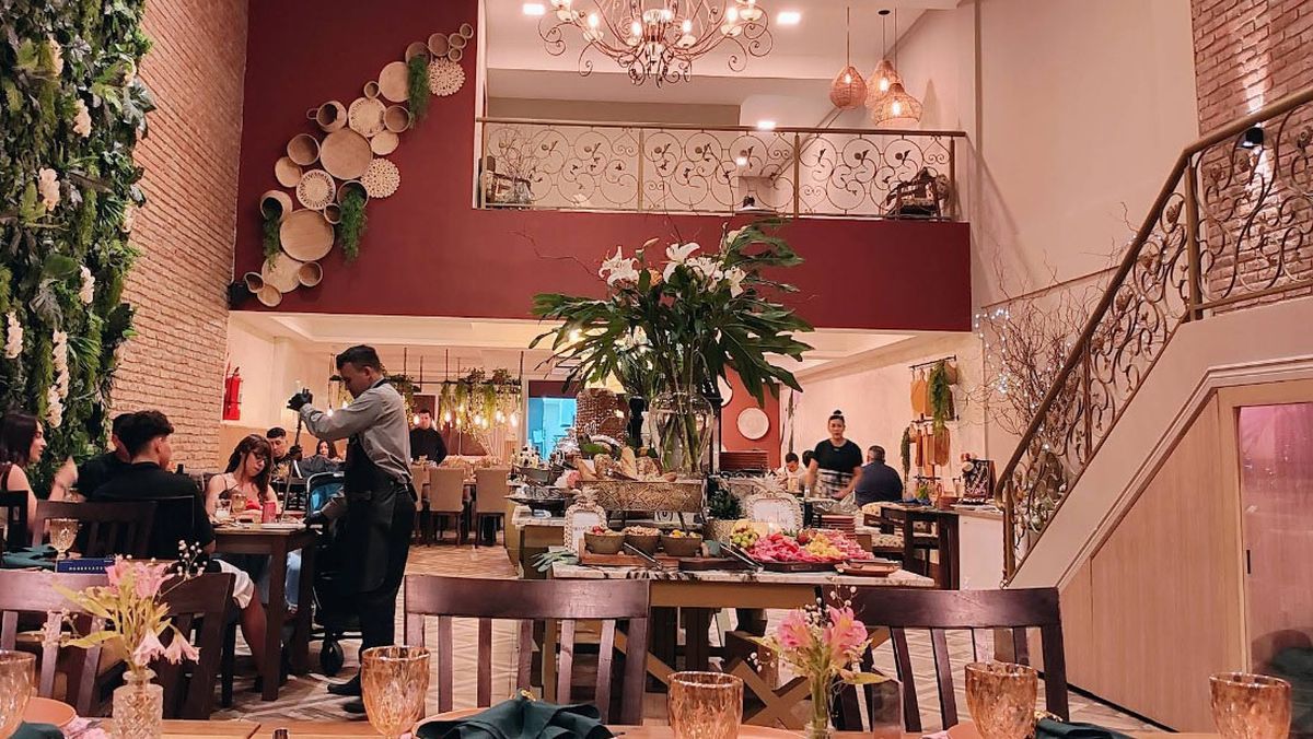 Porciones abundantes: cuanto cuesta comer en este tenedor libre que atrae por su variedad de platos