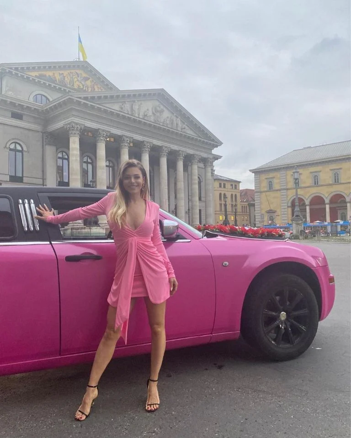 Evangelina Anderson metió triplete Barbicore y es bestial: mini vestido, escotazo y tajo. Evangelina Anderson metió triplete Barbicore y es bestial: mini vestido, escotazo y tajo.