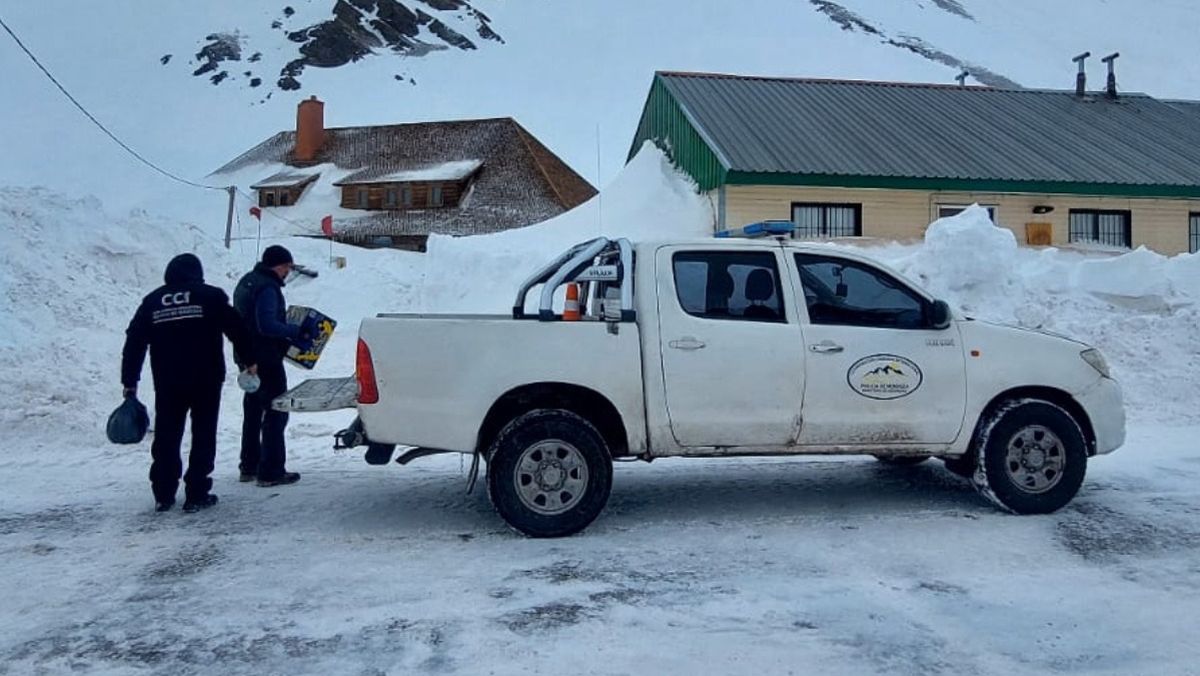 Durante el operativo se asistió a pobladores de Las Cuevas, que están en situación de aislamiento desde hace casi un mes. Durante el operativo se asistió a pobladores de Las Cuevas, que están en situación de aislamiento desde hace casi un mes.