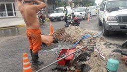 Trabajadores de Obras Sanitarias tuvieron un arduo trabajo para reparar una válvula