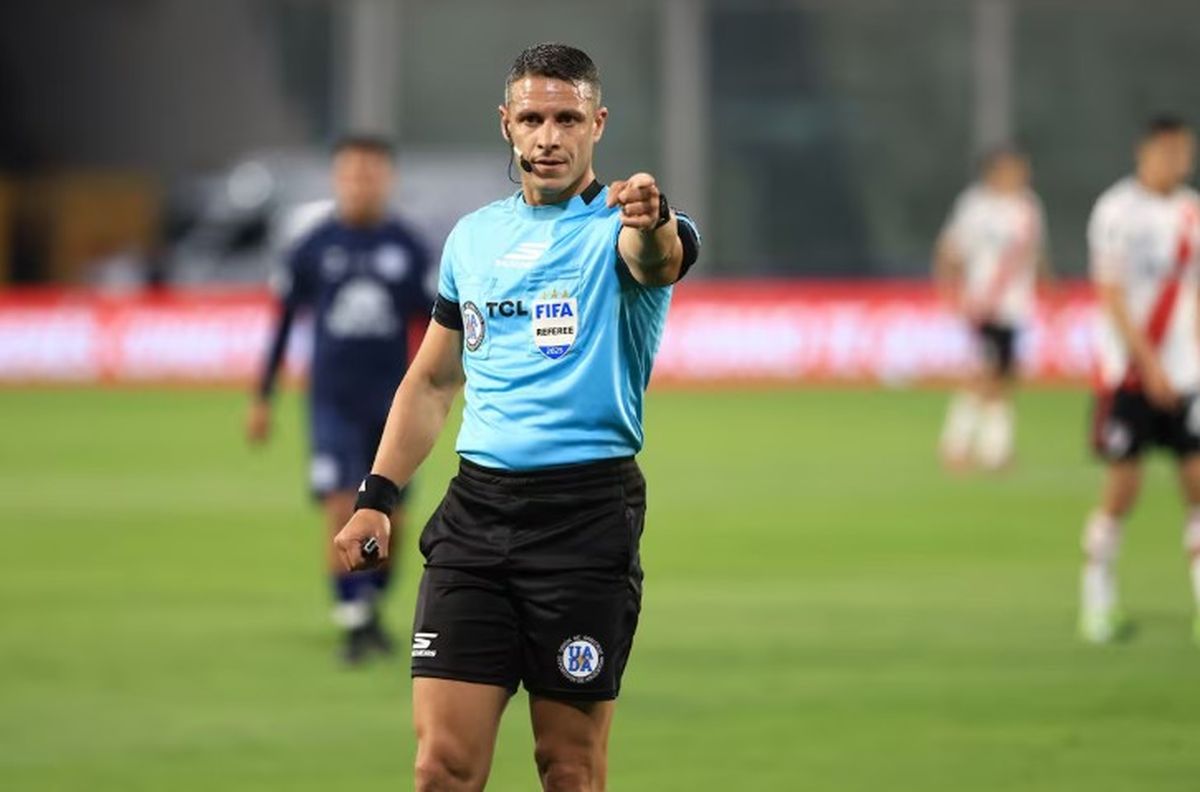 Javier Castrilli pidió por la destitución del árbitro de Tigre - River, al menos de Primera.