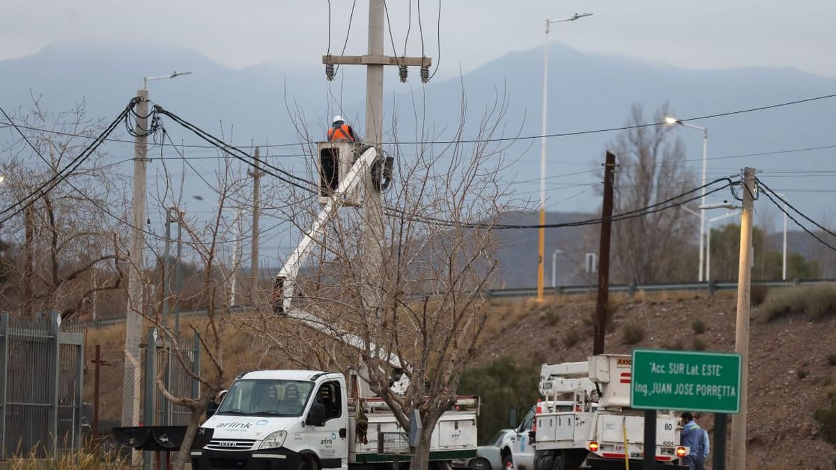 El reactor HG-D-3501 tiene un peso de 456.000 kilogramos (456 toneladas), 38 metros de largo y casi 8 de altura. El reactor HG-D-3501 tiene un peso de 456.000 kilogramos (456 toneladas), 38 metros de largo y casi 8 de altura.