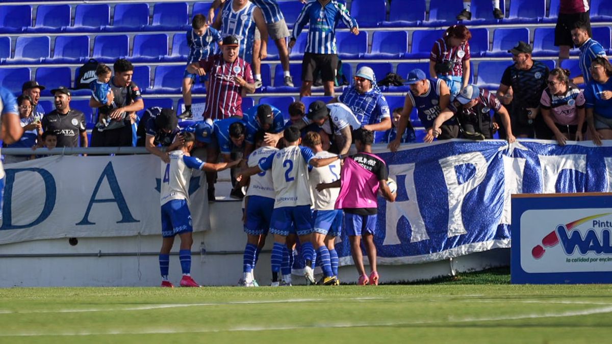 Vicente Poggi celebró junto a los hinchas la apertura del marcador.